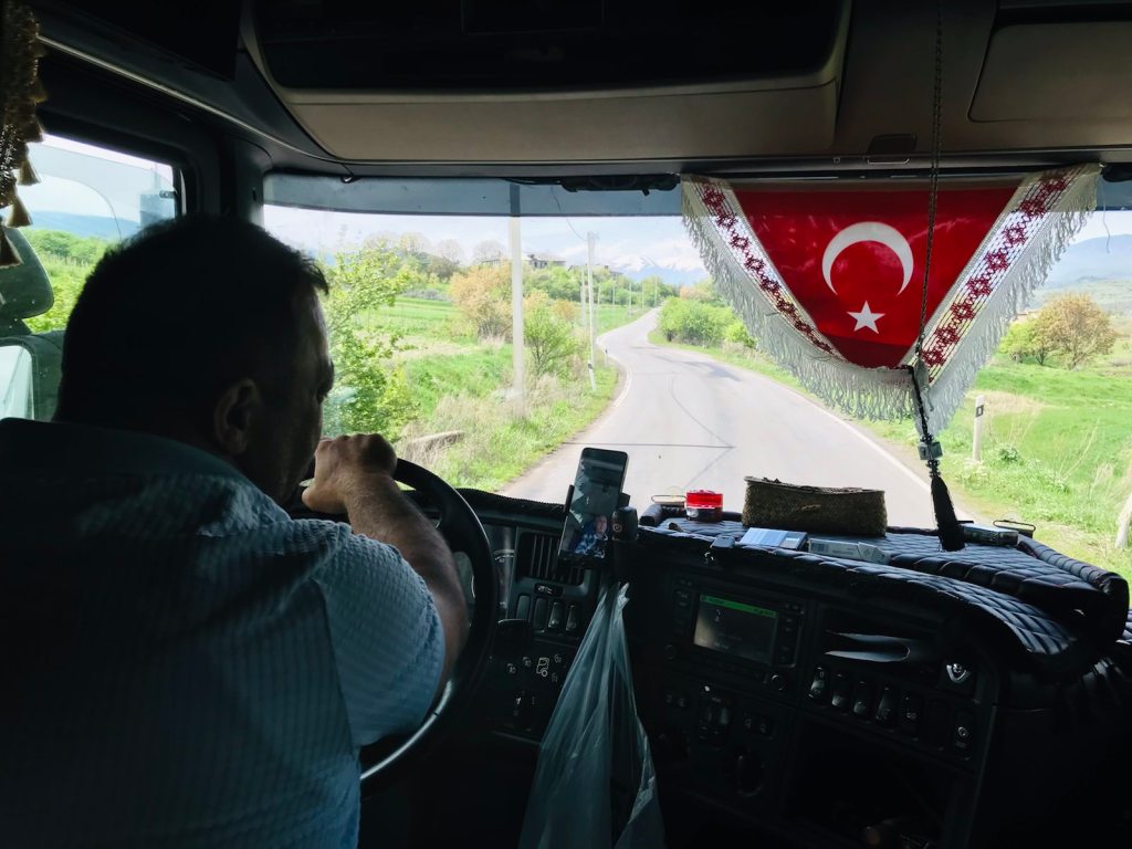Quinze tonnes et deux auto stoppeurs sur une&nbsp;frontière.